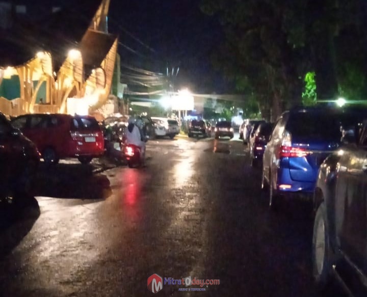 Kendaraan Pengunjung Resto Kebayan 91 Parkir di Badan Jalan Raya, Polantas Polresta dan Polda Bengkulu Diminta Tindak&nbsp;Tegas