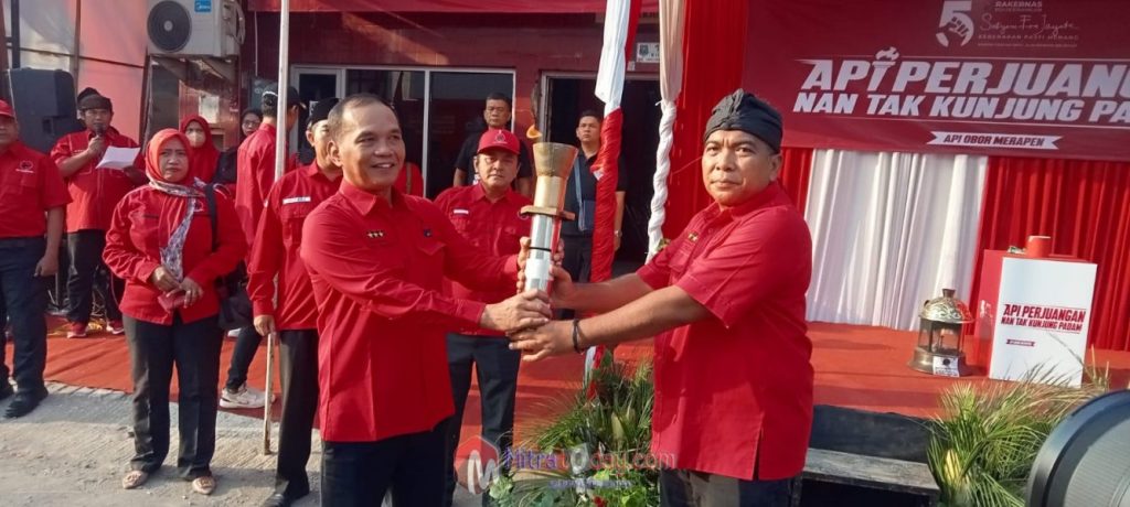 Ketua DPC PDI-P Kota Tegal Pimpin Langsung Pelepasan Pelari Pembawa Obor Api&nbsp;Perjuangan