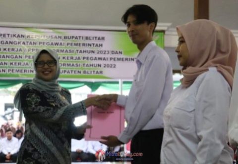 Bupati Blitar Serahkan 2.076 SK Pengangkatan PPPK Formasi 2023 dan Penandatanganan Perpanjangan PPPK 2022