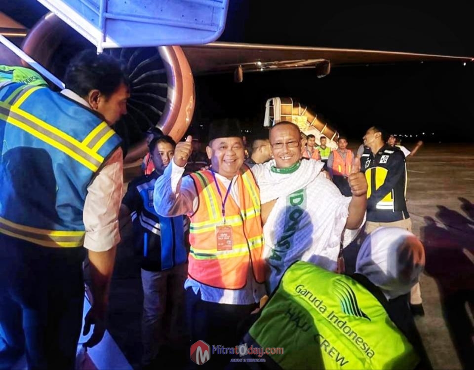 Pj Bupati Asra Beri Semangat Lepas JCH Kloter 9 Aceh Hingga Ke Pintu Pesawat