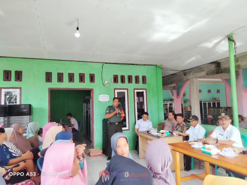 Pemdes Tanjung Menang Bagikan 170 Tong Sampah Secara Gratis