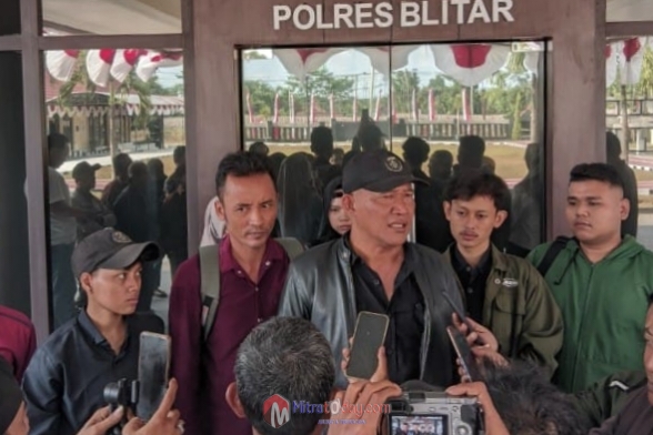 M Trijanto Ketua KRPK Blitar Datangi Polres Blitar Bersama Mahasiswa, Tanyakan Proses Penganiyaan dan Tambang&nbsp;Ilegal