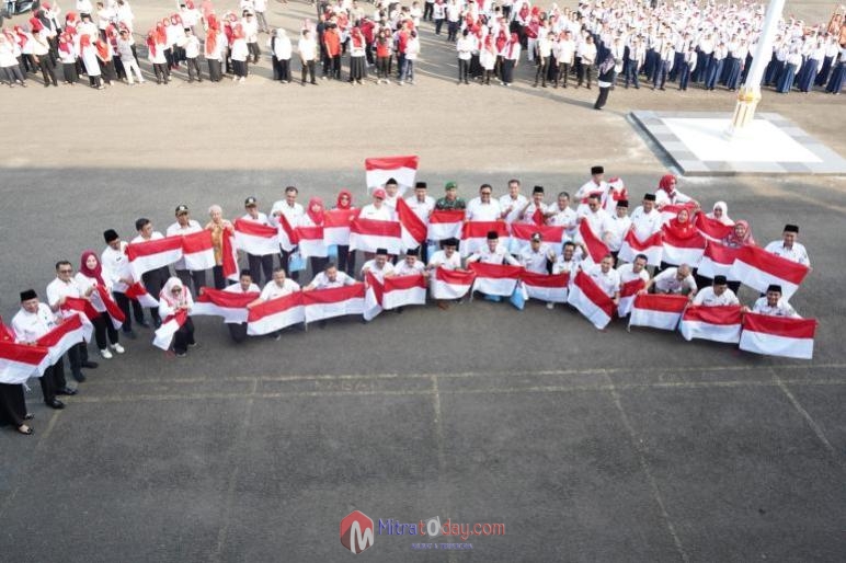Sambut HUT RI Ke-79, Pj Walikota Bengkulu Bagikan Bendera Merah&nbsp;Putih