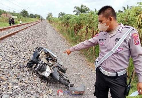 Kasat Lantas Polres Batu Bara Olah TKP Kecelakaan Kereta Api Tabrak Sepeda&nbsp;Motor