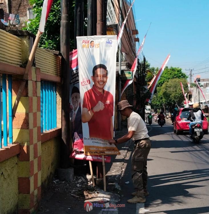 Satpol PP Kota Malang Mulai Turunkan Banner dan Iklan Yang Melanggar&nbsp;Perda